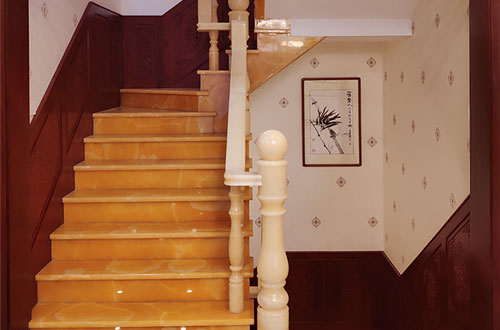 会昌中式别墅室内汉白玉石楼梯的定制安装装饰效果